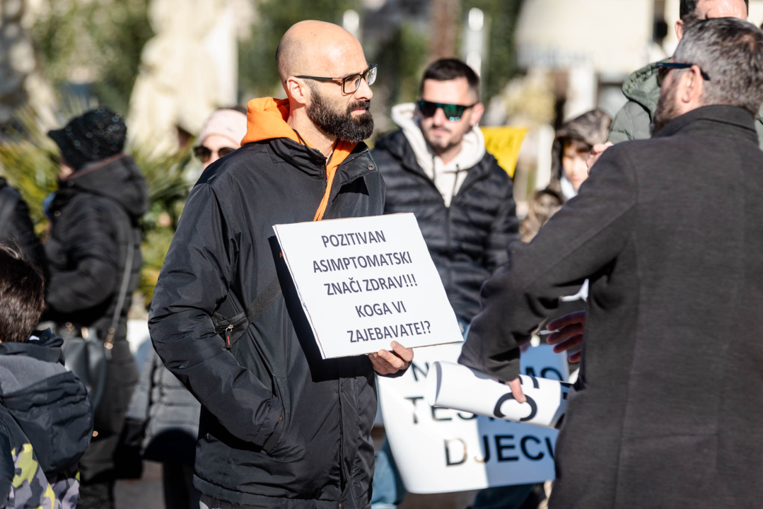 Opet prosvjedi protiv covid mjera: Antivaksersko društvo krenulo od Županije prema HZJZ-u  
