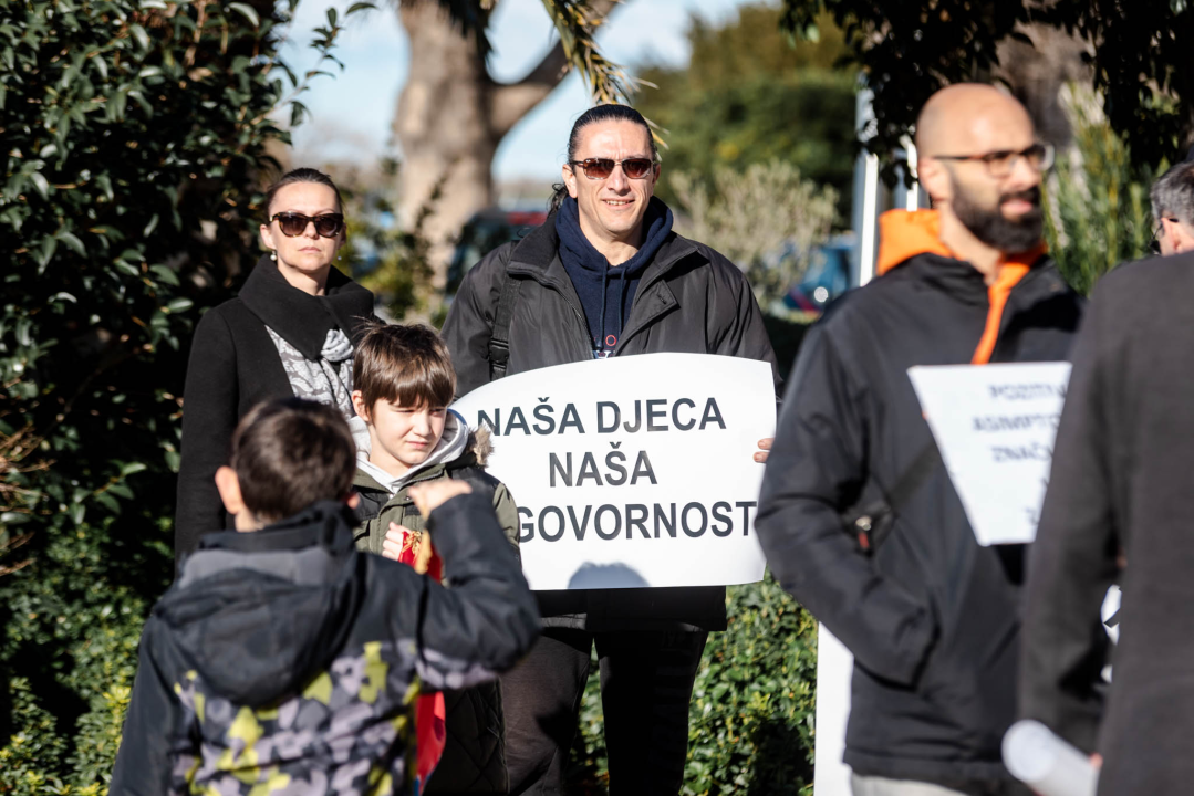 Opet prosvjedi protiv covid mjera: Antivaksersko društvo krenulo od Županije prema HZJZ-u  