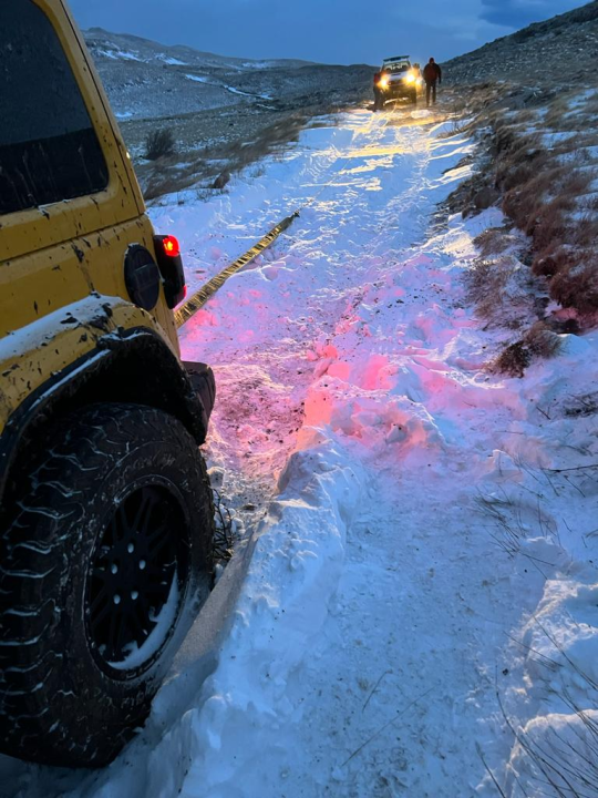 Auto zameo snijeg jučer na Dinari: Putnike i vozilo spasili splitski HGSS-ovci