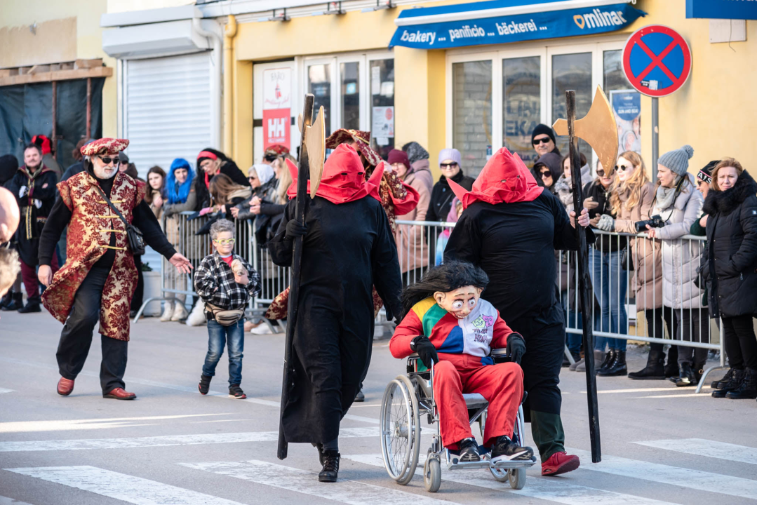 Bake opet napravile ludilo uz ‘Masturbatore s Murtera’, ‘Benkovački sajam’, liječnike i janjetinu