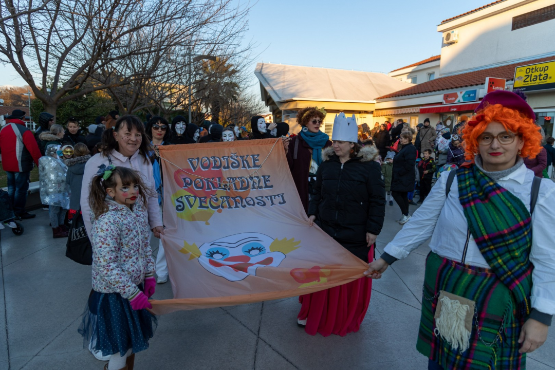 Vodicama prošla vesela maškarana povorka, pogledajte zanimljive maske