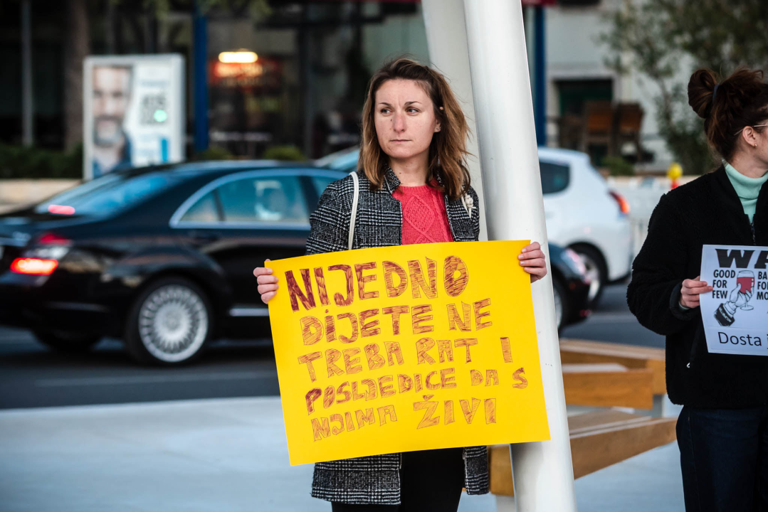 Tridesetak Šibenčana okupilo se na Poljani: Mirno se prosvjedovalo protiv rata u Ukrajini 