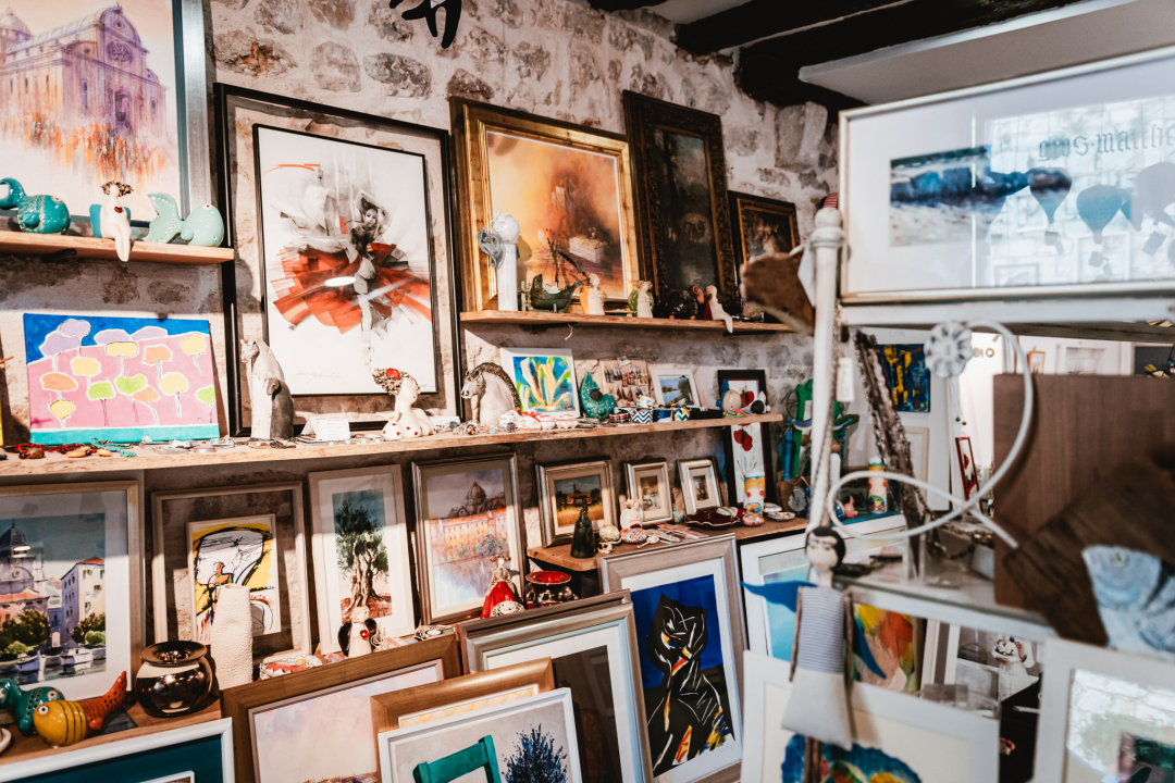 Galerija Juraj Dalmatinac u povodu Dana žena časti popustom na dizajnersku odjeću te Murtićeve i Vežine umjetnine