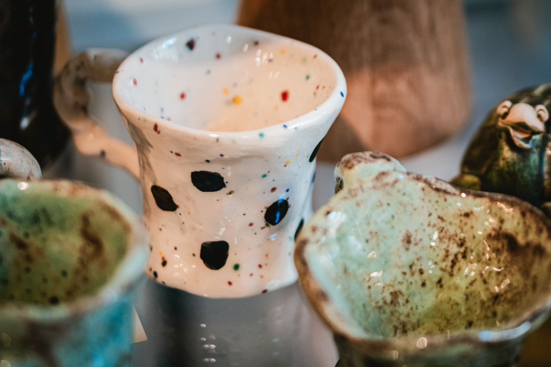 Galerija Juraj Dalmatinac u povodu Dana žena časti popustom na dizajnersku odjeću te Murtićeve i Vežine umjetnine