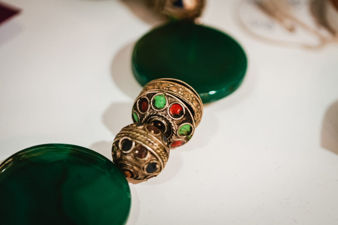 Galerija Juraj Dalmatinac u povodu Dana žena časti popustom na dizajnersku odjeću te Murtićeve i Vežine umjetnine