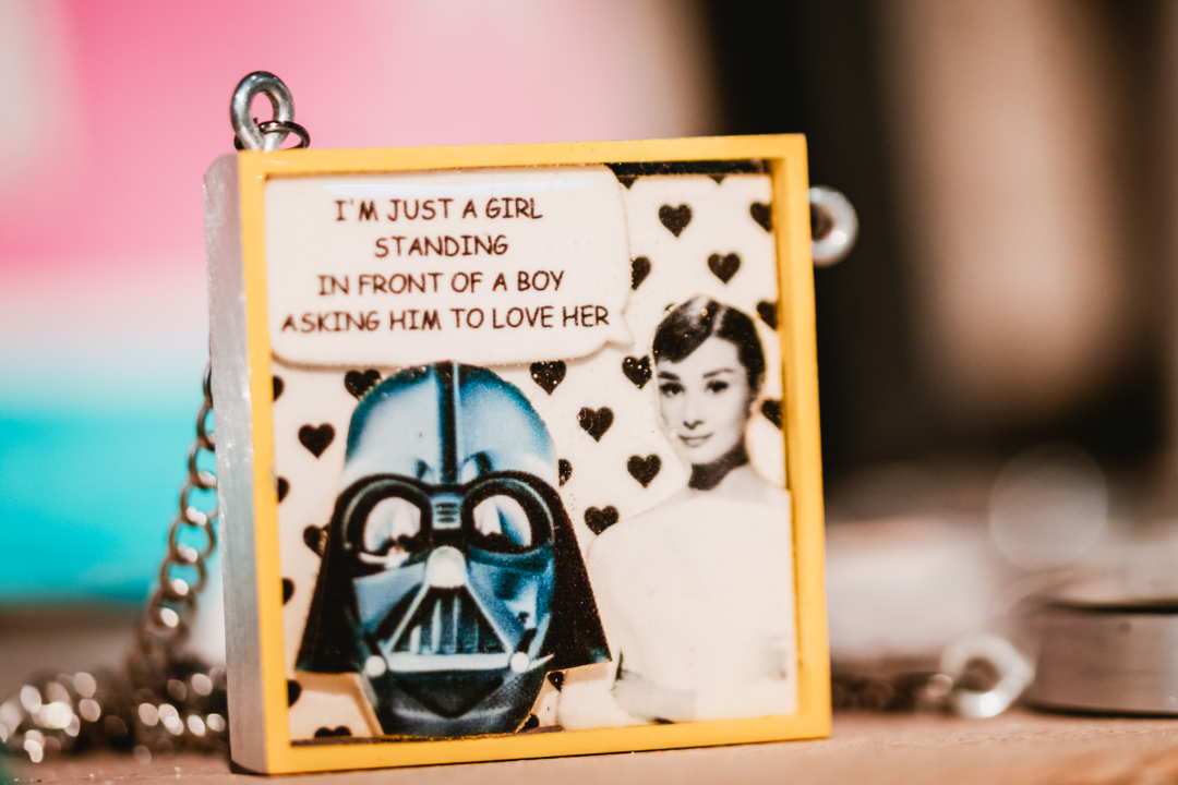 Galerija Juraj Dalmatinac u povodu Dana žena časti popustom na dizajnersku odjeću te Murtićeve i Vežine umjetnine