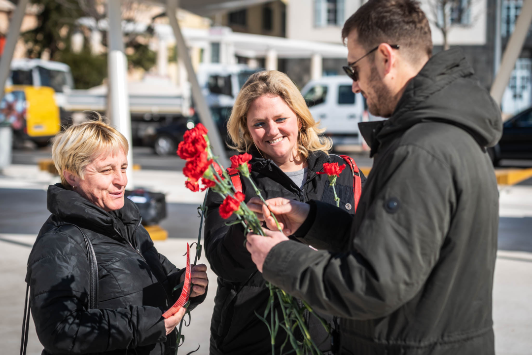 Povodom Dana žena SDP-ovci dijelili karanfile na Poljani