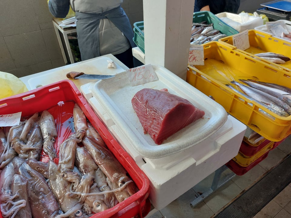 Na peškariji skromna ponuda zbog bure: Srdele, brancini i jedna murina