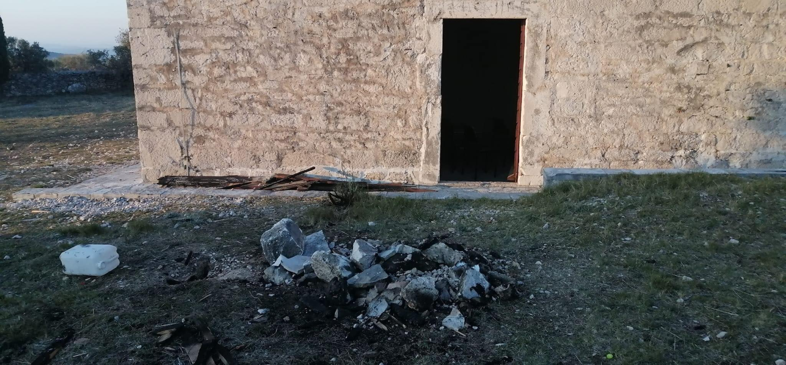 Netko je provalio u crkvu sv. Mihovila na Pisku: Oštećen inventar i išarani zidovi 