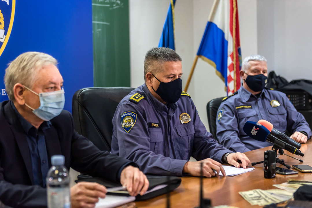 Uhićen 53-godišnjak koji je u 13 godina počinio 9 pljački: Našli mu strojnicu, zolju, pištolje, policijske oznake koje je koristio...