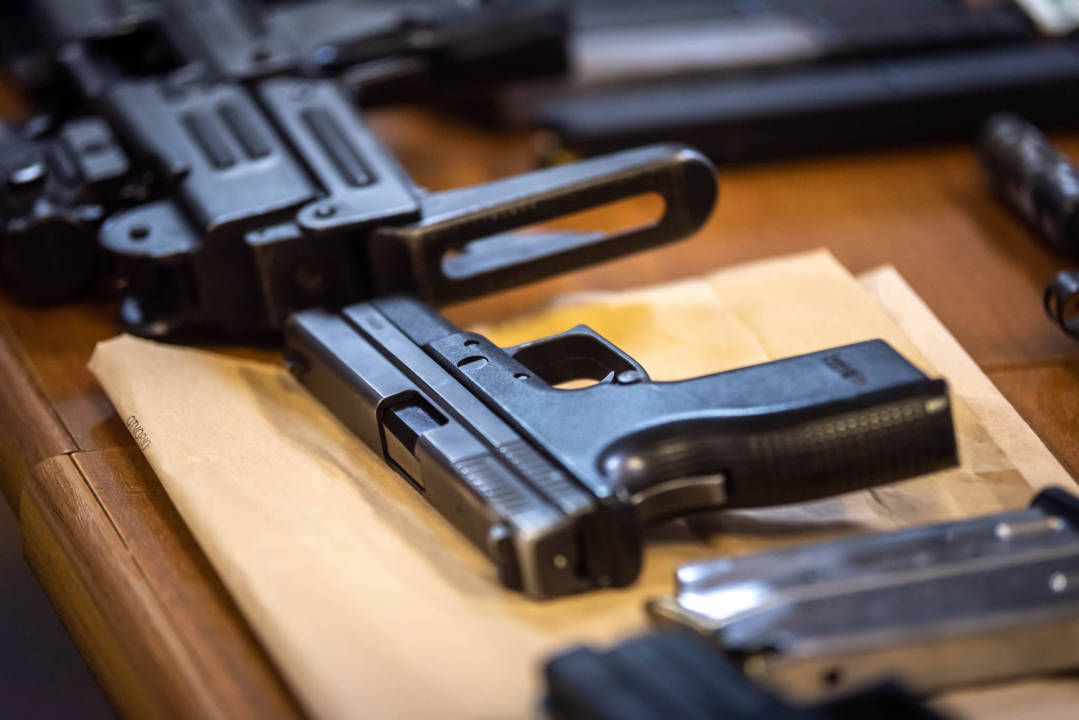 Uhićen 53-godišnjak koji je u 13 godina počinio 9 pljački: Našli mu strojnicu, zolju, pištolje, policijske oznake koje je koristio...