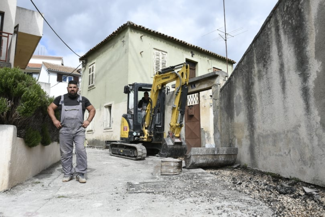 Na Baldekinu u Velebitskoj ulici nenajavljeni radovi: 'Bez ikakve obavijesti su nam raskopali cestu, ne možemo nigdje' 