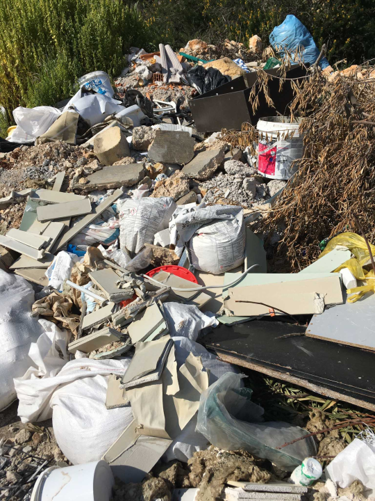 Stara rasvjeta s rive završila na TEF-u okružena tonama građevinskog i drugog otpada!