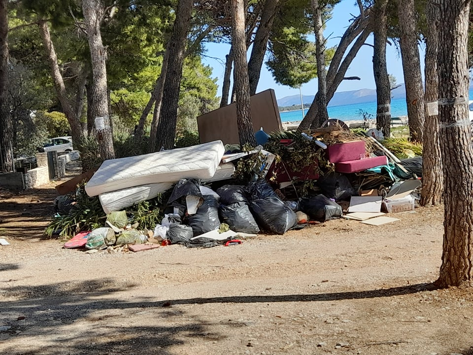 Jadrija: Idilično odlagalište građevinskog otpada i starog namještaja tik uz plažu