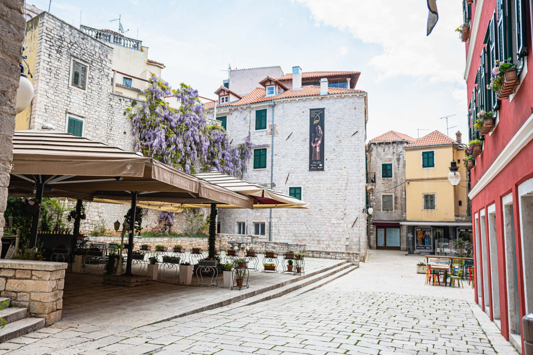 Šibenik je na današnji dan 2020. godine bio pust, trebale su nam potvrde za napustiti županiju, a imali smo puno manje slučajeva nego danas