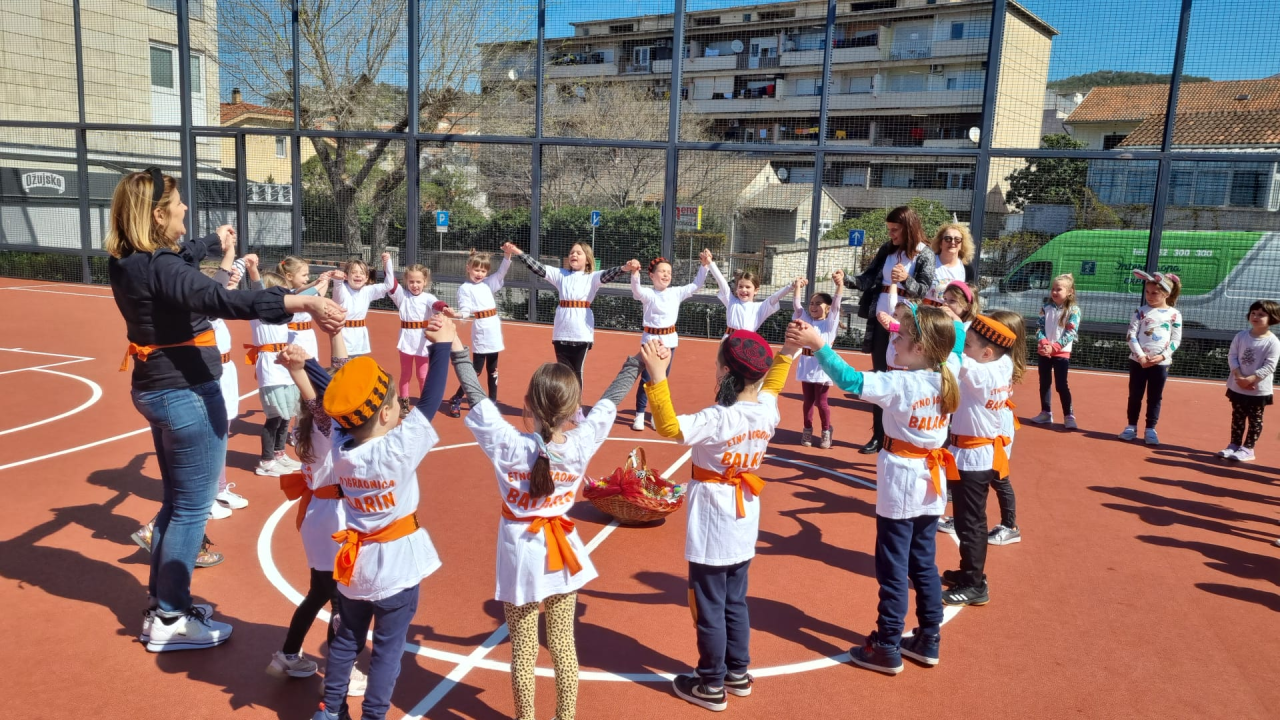 'Balarinci' iz DV Šibenske masline rasplesali se jutros na Baldekinu: 'Kako su smišni, a kako tek lipo plešu i pivaju' 