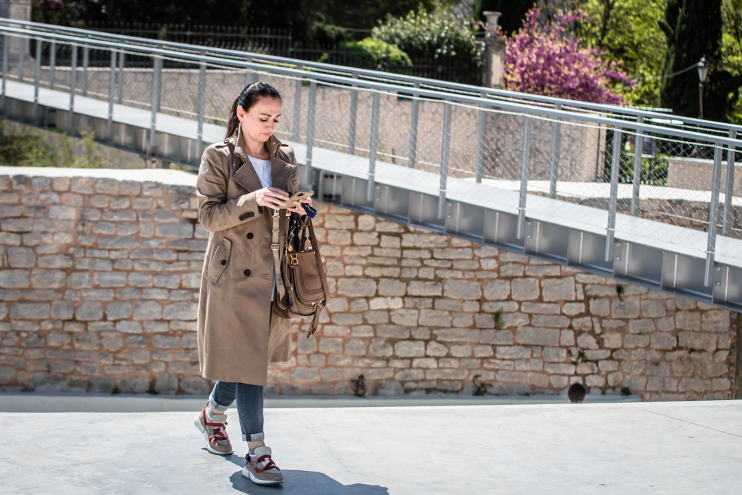 Lagane jakne i lepršave haljine zavladale gradom: Evo koje su nam vladarice Đira po gradu upale u oko!