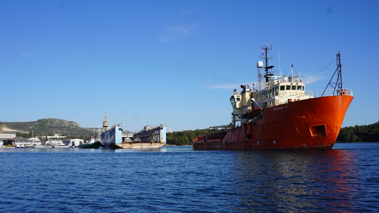 Iskra brodogradilište ispratila na rezanje u Tursku stari plovni dok 