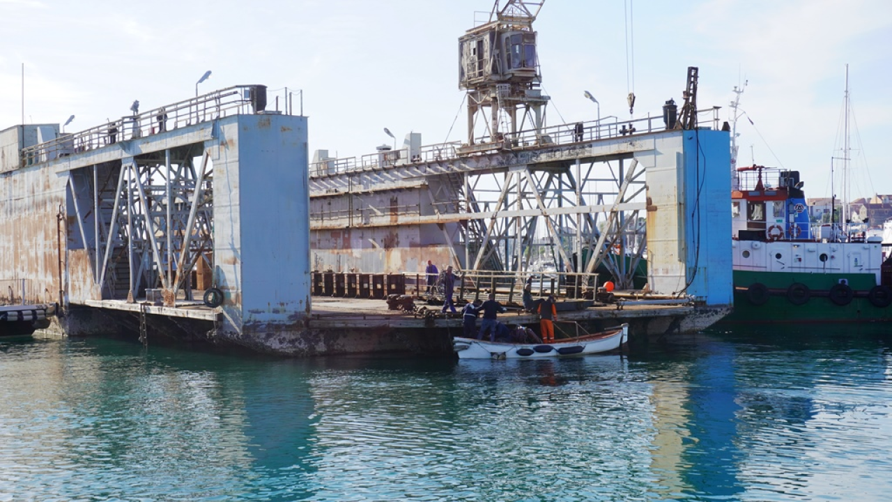 Iskra brodogradilište ispratila na rezanje u Tursku stari plovni dok 