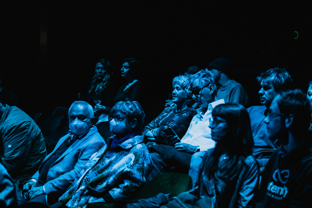 Spektakularne slike na pozornici Arsena: 'Boginja gitare' Kaki King u Šibeniku doslovno obojala zvuk!