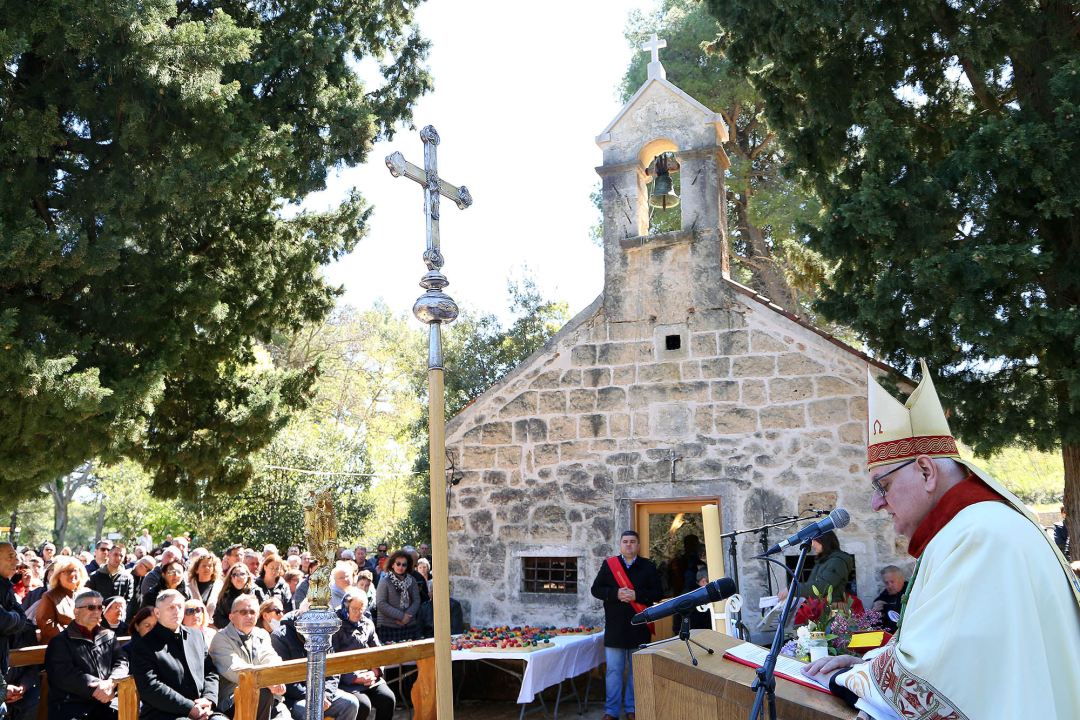 Uskrsni Emaus na Skradinskom buku okupio veliki broj vjernika