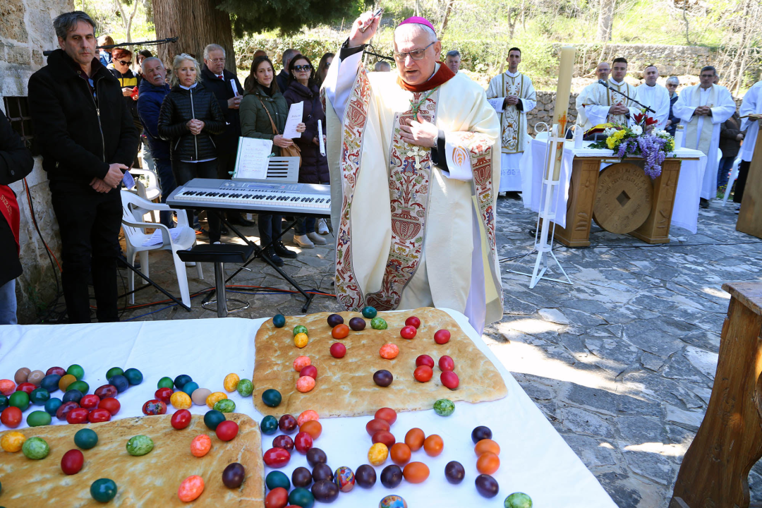 Uskrsni Emaus na Skradinskom buku okupio veliki broj vjernika