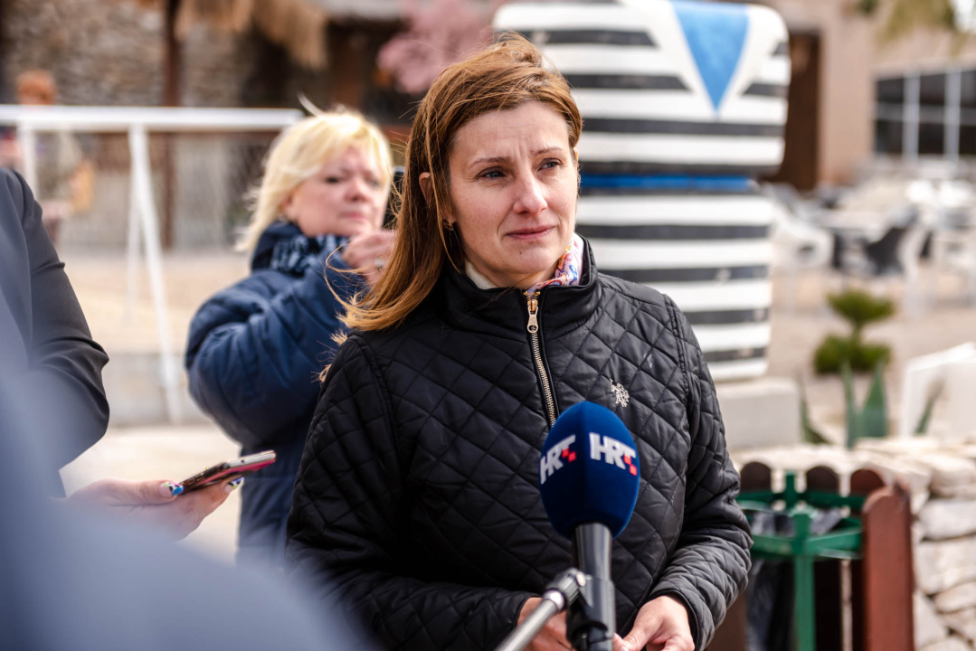 Djeca iz Šibenika i Ukrajine čistila plažu Banj, a smeće iskoristila za izradu slika