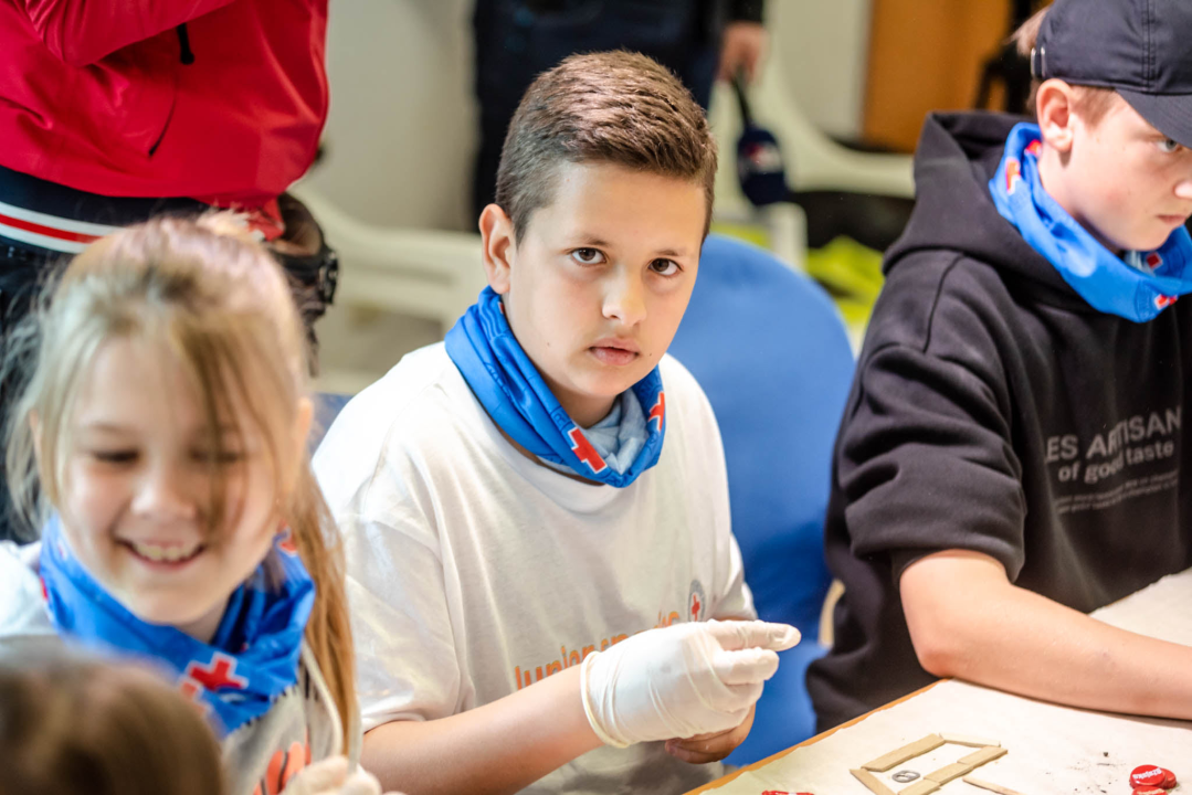 Djeca iz Šibenika i Ukrajine čistila plažu Banj, a smeće iskoristila za izradu slika