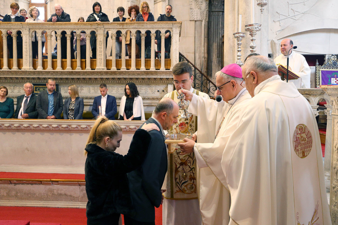 U katedrali sv. Jakova kršteno petero odraslih vjernika, a tri para vjenčana