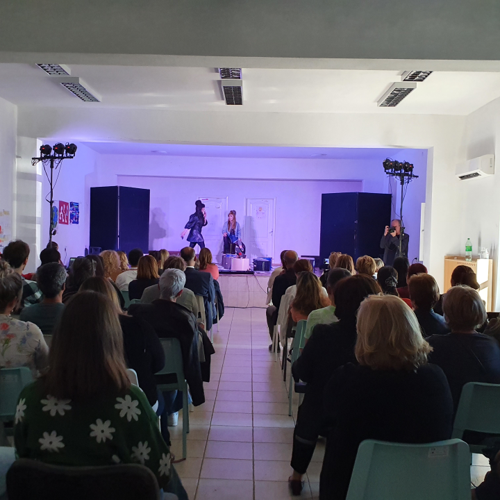 Moruzgva u Biskupiji:  Ecija Ojdanić, Barbara Nola i Ana Begić gole u kavezu