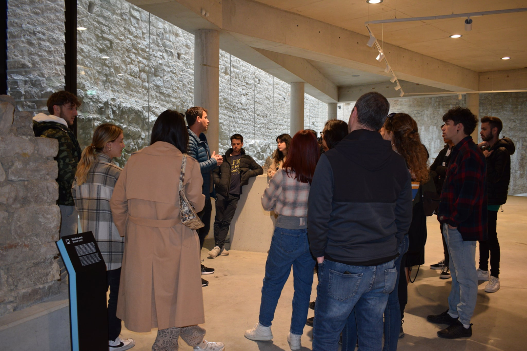 Mladi iz šest zemalja čistili Raduču i pričali o ratu: 'Kamenjem gradimo mostove, a ne sukobe'