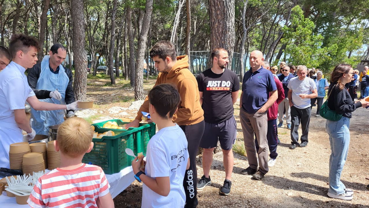 Prvomajski fažol na Jadriji: U njemu kobasice i suho meso, pored njega političari, turisti i mi obični