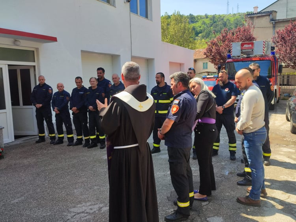 Kninski vatrogasci obilježili Dan vatrogastva: Od Grada dobili nova vatrogasna odijela