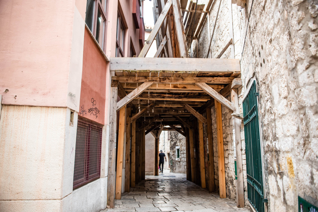 Skela u Ulici biskupa Fosca izgleda poprilično opasno: 'Vlasnik će je ubrzo sanirati, dobio je prijavu' 