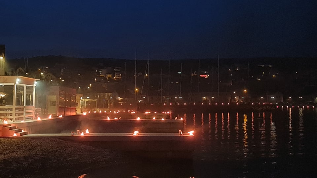 Žežin Gospe od Loreta: Primoštenci zapalili svitnjake duže cijelog mjesta