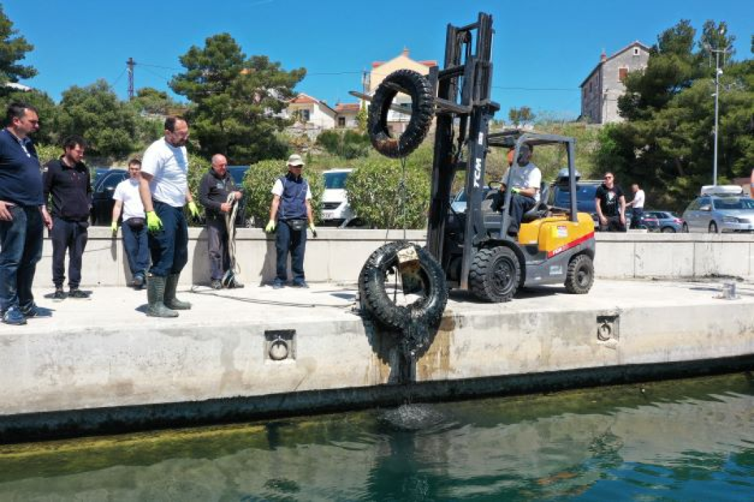 Iz šibenskog podmorja izvučeno 13 kubika smeća