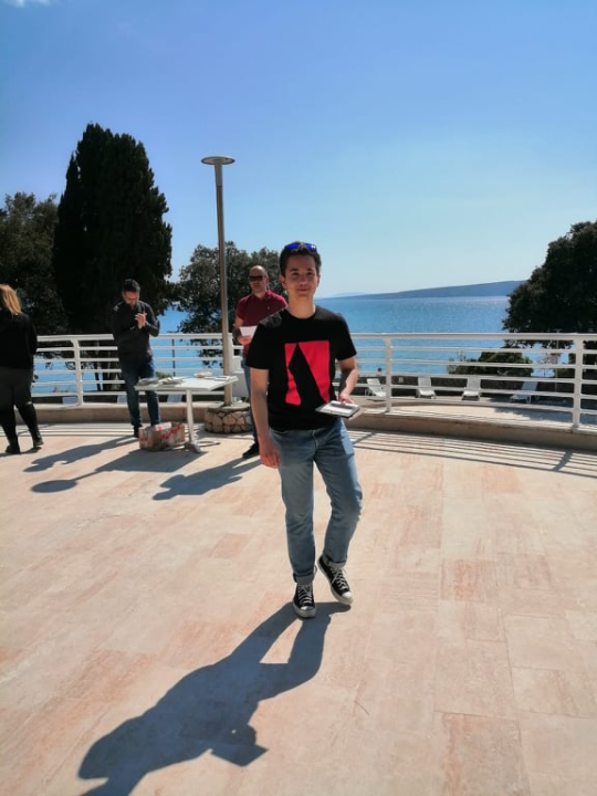 Lovre je učenik Tehničke škole koji svira saksofon i 'rastura' engleski jezik na natjecanjima