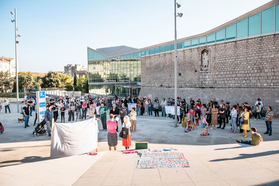 Prosvjed u znak potpore Mireli Čavajdi: 'Ovo nam je podsjetnik koliko sustav može biti okrutan prema ženama'  