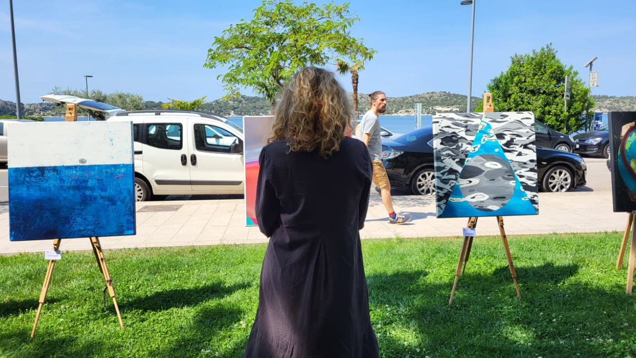 Izložba stolova: Apostolove kontra korone zamijenili apostolovi za mir