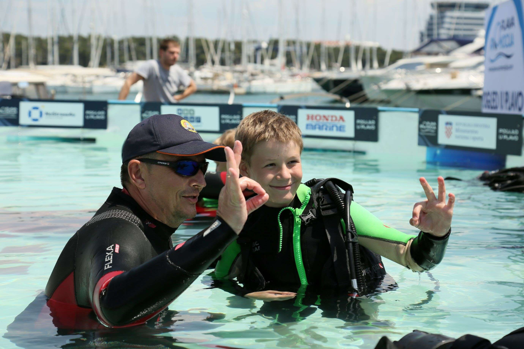 U eko-akciji očišćen Mali porat i lukobran u Vodicama 