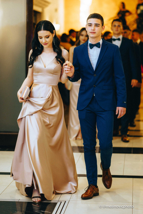 Pogledajte kako su zablistali učenici Industrijsko-obrtničke škole na svom maturalnom plesu (1. dio)