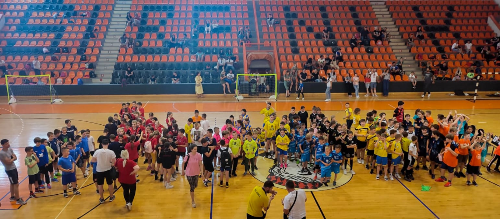 Završnica Međužupanijske mini lige: Više od 250 djece igralo mini rukomet na Baldekinu 
