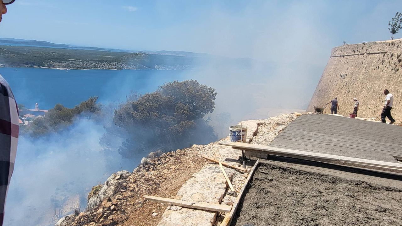 Požar ispod sv. Ivana izazvale četiri signalne rakete: Izgorjela 2,5 hektara