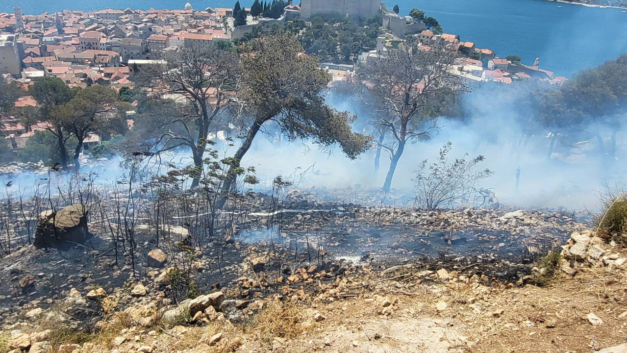 Požar ispod sv. Ivana izazvale četiri signalne rakete: Izgorjela 2,5 hektara