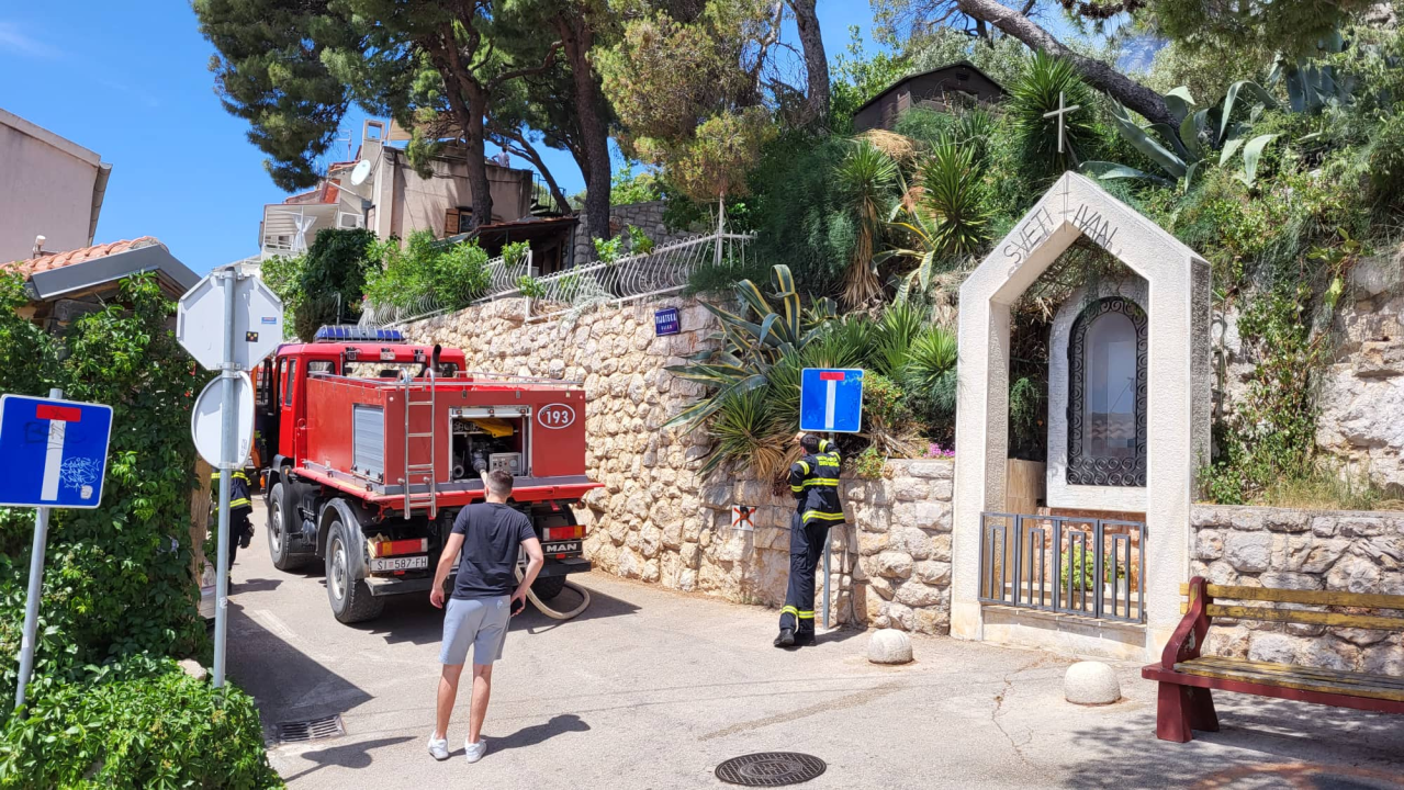 Požar ispod sv. Ivana izazvale četiri signalne rakete: Izgorjela 2,5 hektara