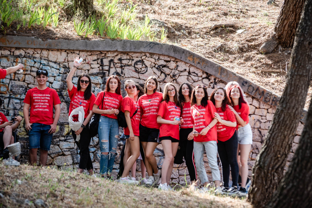 Maturanti se na šibenskim ulicama opraštaju od škole: Polako s alkoholom i sretno!