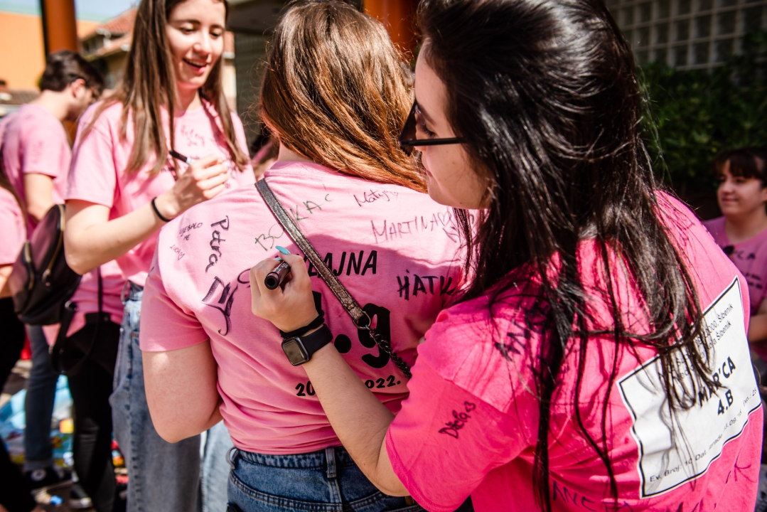 Maturanti se na šibenskim ulicama opraštaju od škole: Polako s alkoholom i sretno!