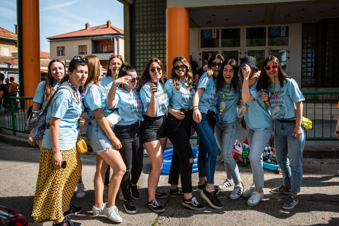 Maturanti se na šibenskim ulicama opraštaju od škole: Polako s alkoholom i sretno!