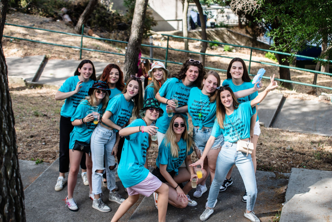 Maturanti se na šibenskim ulicama opraštaju od škole: Polako s alkoholom i sretno!