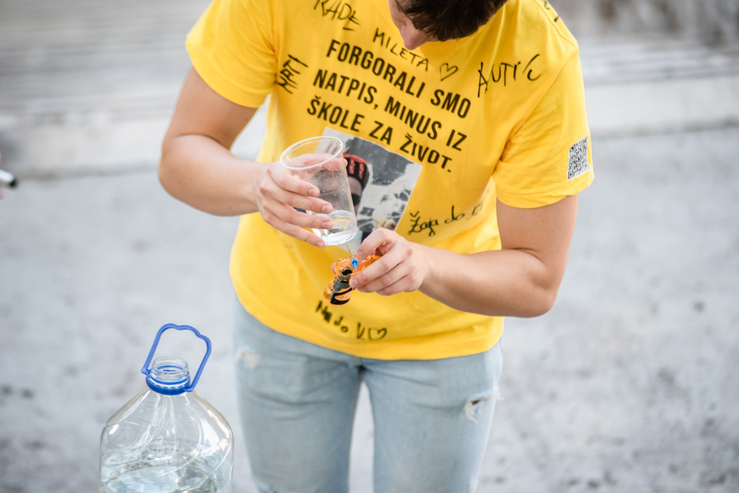 Maturanti se na šibenskim ulicama opraštaju od škole: Polako s alkoholom i sretno!